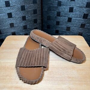 Women’s size 12 Faryl slides